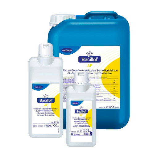 Quatre conditionnements de BODE Bacillol® AF, désinfectant pour surfaces de la société Paul Hartmann AG, de différentes tailles, dont un vaporisateur, des flacons petits et grands ainsi qu'un conditionnement « jumbo », tous de couleur bleue et blanche.