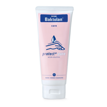 Een tube BODE Baktolan® protect+ pure crème van Paul Hartmann AG met roze etiket en blauwe tekst, voorzien van het merkelogo en de aanduiding „regenererende verzorging o/w emulsie“ van B.