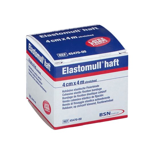 Une boîte de BSN Elastomull® haft, une bande de fixation élastique à base de polymère sans latex. L'emballage est blanc avec des inscriptions en bleu et en rouge ; les dimensions indiquées, une fois étirée, sont de 4 cm x 4 m ; étiquette de BSN Medical GmbH.