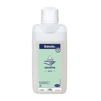 Un flacon de 500 ml de lotion nettoyante Hartmann Baktolin® sensitive, muni d'une étiquette blanche, bleue et verte portant le logo de la société Paul Hartmann AG ainsi que des informations en plusieurs langues. Le flacon est muni d'un bouchon à rabat blanc.