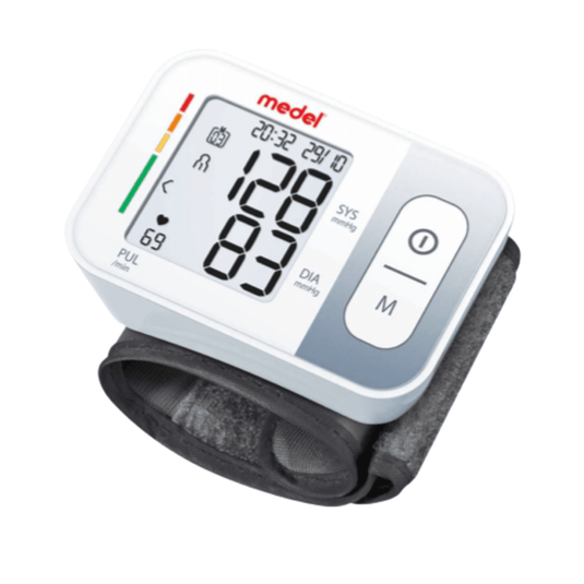 Un tensiomètre automatique Medel Quick au poignet, qui affiche une pression systolique de 129, une pression diastolique de 85 et une fréquence cardiaque de Beurer La GmbH effectue des mesures.