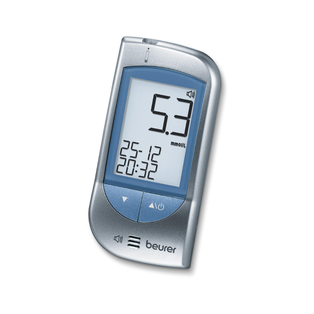 Ein digitales Beurer Blutzuckermessgerät GL 34 mmol/L mit einem Messwert von 5,3 mmol/L verfügt über ein Display, auf dem auch das Datum 25-12 und die Uhrzeit 20:32 angezeigt werden. Das elegante silber-blaue Gerät mit dem „Beurer“-Logo an der Unterseite ist Teil eines praktischen Startersets der Beurer GmbH.