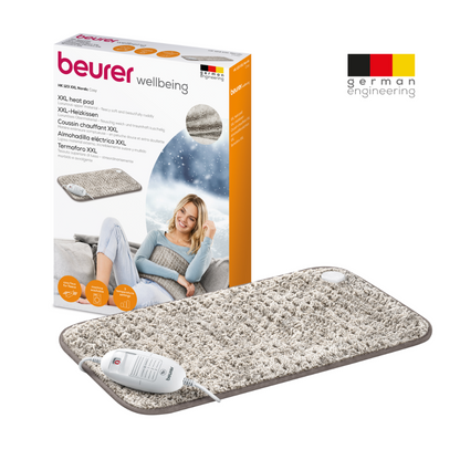 Image d'un Beurer coussin chauffant HK 123 XXL Nordic au format XXL avec emballage. Le coussin chauffant structuré gris dispose d'un régulateur blanc et offre 3 niveaux de chaleur pour un confort personnalisable. L'emballage montre une femme utilisant le coussin, met en avant les caractéristiques du produit dans plusieurs langues et affiche fièrement le logo de Beurer GmbH et « Ingénierie allemande ».