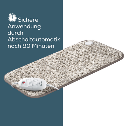 Illustré est un coussin chauffant électrique rectangulaire avec une surface texturée beige. Un dispositif de contrôle est connecté au coussin via un câble. Le texte allemand sur le côté gauche indique « Utilisation sécurisée grâce à l'arrêt automatique après 90 minutes » avec une icône d'horloge au-dessus. Ce produit de Beurer GmbH, le Beurer coussin chauffant HK 123 XXL Nordic, offre 3 niveaux de chaleur et est disponible au format XXL, parfait pour une couverture maximale.