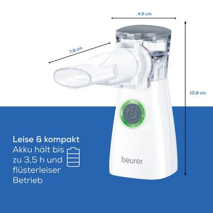 De Beurer IH 57 inhalator met trilmembraantechnologie van Beurer GmbH, verkrijgbaar in wit met afmetingen van 4,6 cm breedte, 7,8 cm diepte en 10,8 cm hoogte, beschikt over de innovatieve trilmembraantechnologie. Hij heeft een aan-knop en een groen controlelampje. De Duitse tekst benadrukt dat hij stil en compact is en een batterijduur van maximaal 3,5 uur heeft.