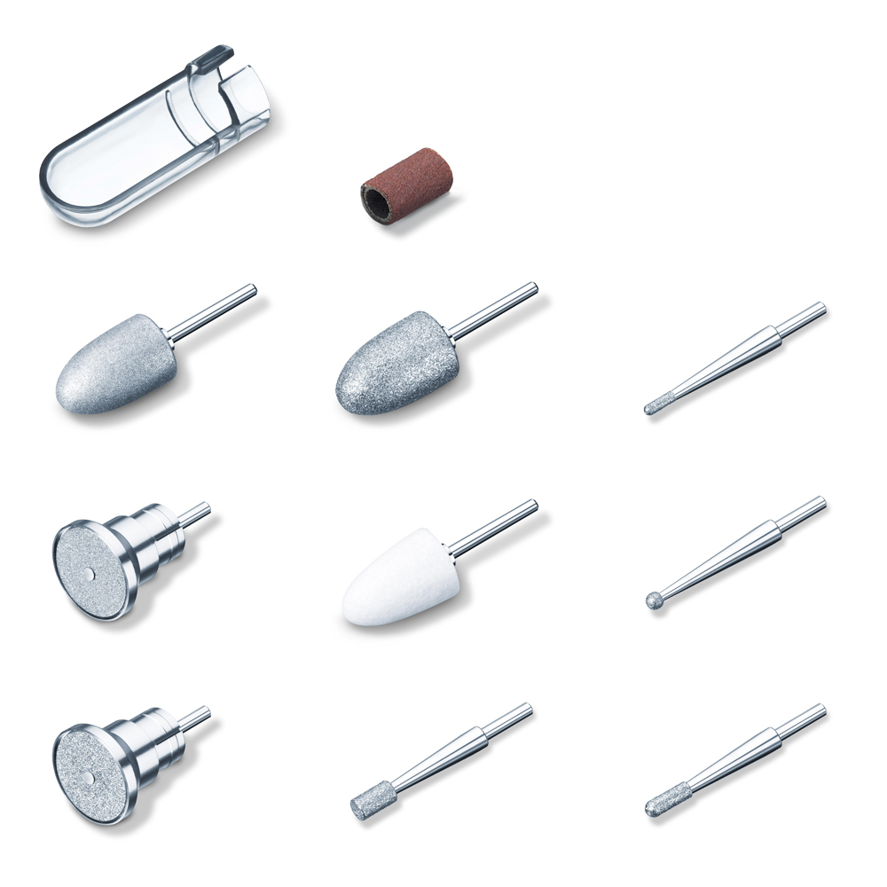 Une collection de différentes embouts d'outils rotatifs, disposés en motif de grille. Les outils comprennent des formes cylindriques, coniques et sphériques avec différentes textures et tailles. À noter, les embouts de manucure/pédicure Beurer MP 100 avec leur cône en saphir pour les travaux de précision. En haut à gauche se trouve une pince transparente à côté d'un petit tambour de papier de verre.