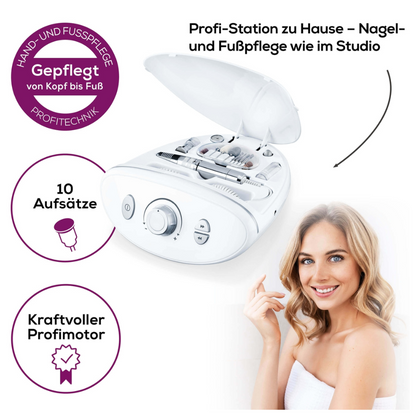 Tentoongesteld is een elektronisch nagel- en voetverzorgingsapparaat, de Beurer MP 100 Manicure-/Pedicurestation | Verpakking (1 stuk) van de Beurer GmbH, met geopend deksel. Het beschikt over een vermogensschakelaar en bevat 10 opzetstukken voor verschillende verzorgingsfuncties. Naast het apparaat staat een glimlachende vrouw met schouderlang blond haar. De tekst is in het Duits.