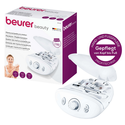 De afbeelding toont de Beurer MP 100 Manicure-/Pedicurestation Verpakking (1 stuk) van Beurer GmbH naast de eigenlijke set. Het witte ontwerp met paarse tekst benadrukt de verschillende bijgevoegde opzetstukken en gereedschappen en beschikt over draaiknoppen en drukknoppen, wat het tot een professionele nagelfreeskeuze voor thuisverzorging maakt.