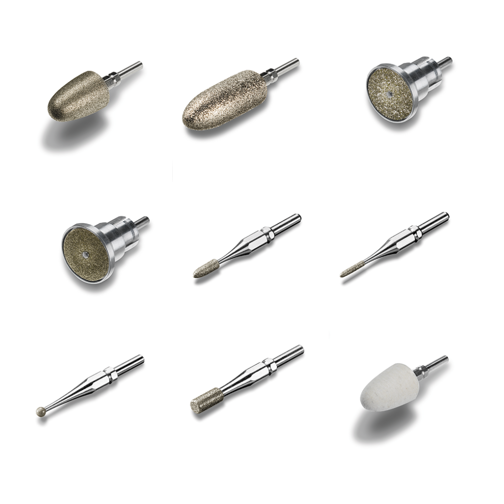 Image de dix forets de polissage et de meulage différents pour la dentisterie, disposés en grille. Les forets ressemblent à ceux de l'emballage Beurer MP 60 pour manucure/pédicure (10 pièces) de la société Beurer GmbH et ont des formes différentes - pointes cylindriques, coniques et sphériques - et présentent des structures de surface allant de lisse à rugueux pour diverses interventions dentaires.
