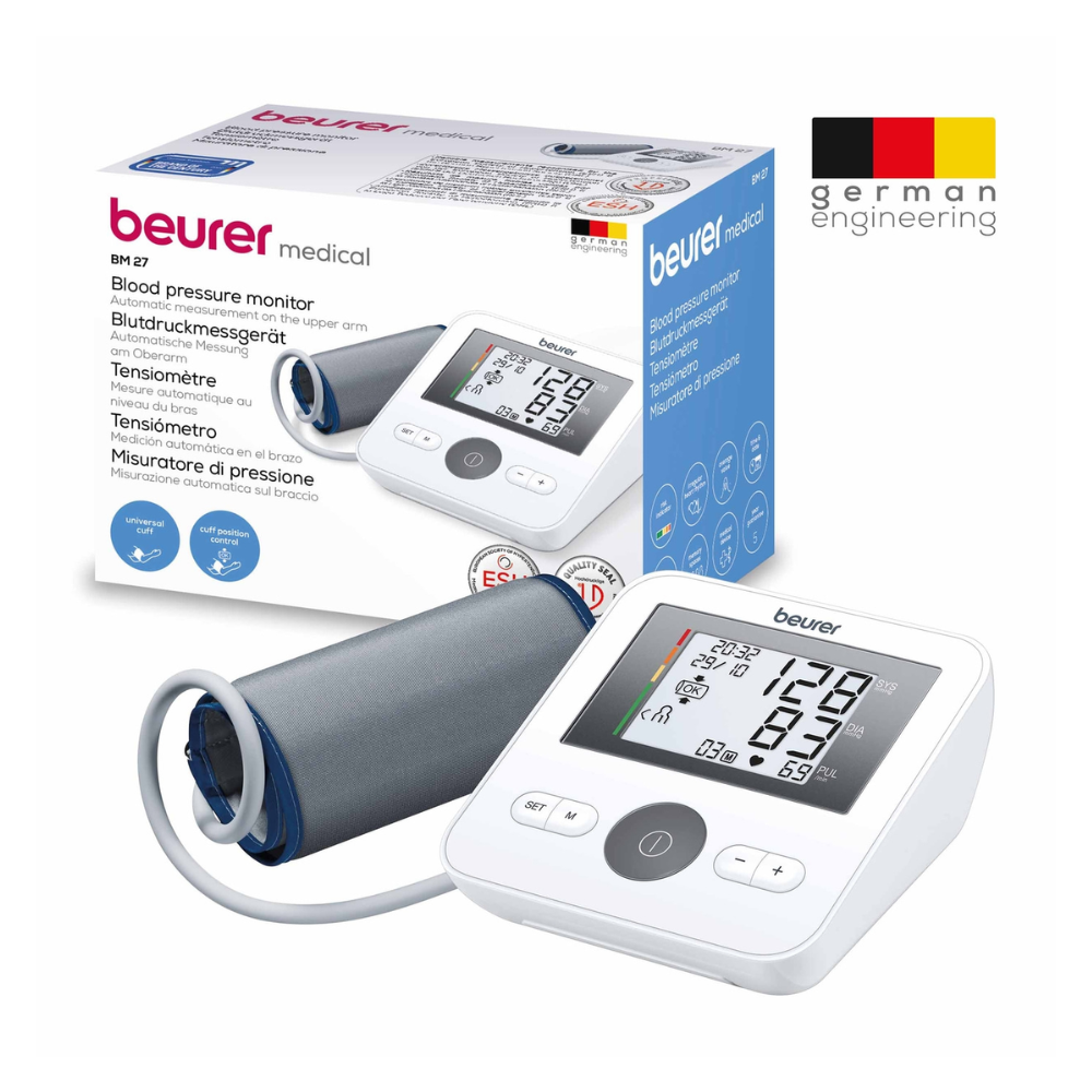 De afbeelding toont een Beurer bovenarm-bloeddrukmeter BM 27 | Verpakking (1 stuk) van Beurer GmbH met zijn verpakkingsdoos. Het meetapparaat beschikt over een digitaal display, aritmie-detectie en een aangesloten manchet. De verpakking benadrukt belangrijke functies en kenmerken, waaronder een 'German Engineering'-logo in de rechterbovenhoek.
