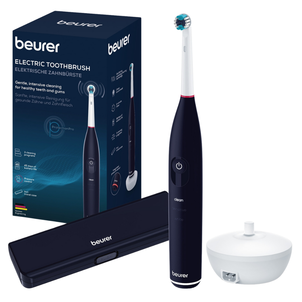 Afbeelding van een Beurer TB 50 Elektrische Tandenborstelset De bovenste zwarte tandenborstel met blauwe en witte borstel bevindt zich naast een oplaadbasis, een gesloten reiskoffer en de productdoos De verpakkingsdetails van de Beurer GmbH en haar bijbehorende bedrijf worden benadrukt