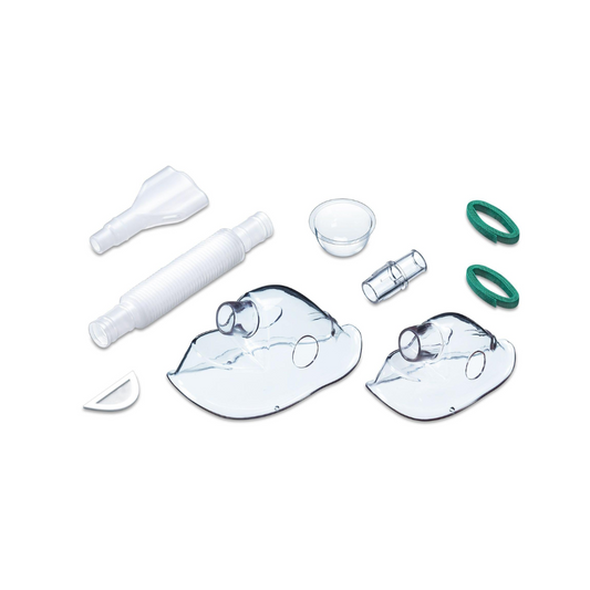 Ausgestellt wird eine Sammlung von Komponenten für medizinische Atemgeräte, darunter zwei transparente Gesichtsmasken, ein flexibler weißer Faltenschlauch, ein kleiner Plastikbecher, ein T-förmiger Anschluss und zwei grüne runde Dichtungen – alles kompatibel mit dem Beurer Yearpack für den Inhalator IH 40 & IH 55 der Beurer GmbH.