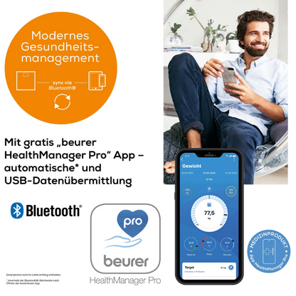 Een reclamebeeld dat de app „beurer HealthManager Pro“ presenteert. De afbeelding toont een man die een smartphone vasthoudt waarop de interface van de app wordt weergegeven, die is verbonden met de Beurer diagnoseweegschaal BF 105 BodyComplete van de Beurer GmbH. De tekst benadrukt de Bluetooth-overdracht, de automatische USB-gegevensoverdracht en de gratis toegang tot de app.