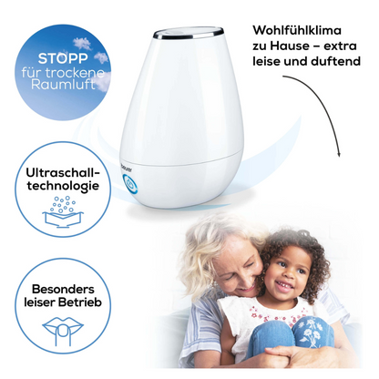 Est représenté un humidificateur blanc Beurer LB 37 de Beurer GmbH. À côté, il est écrit en allemand « Climat de bien-être à la maison – extra silencieux et parfumé ». En bas, vous trouverez des symboles avec le texte allemand correspondant pour la technologie d'humidification par ultrasons et le fonctionnement silencieux. Une femme âgée et un petit enfant sourient ensemble.