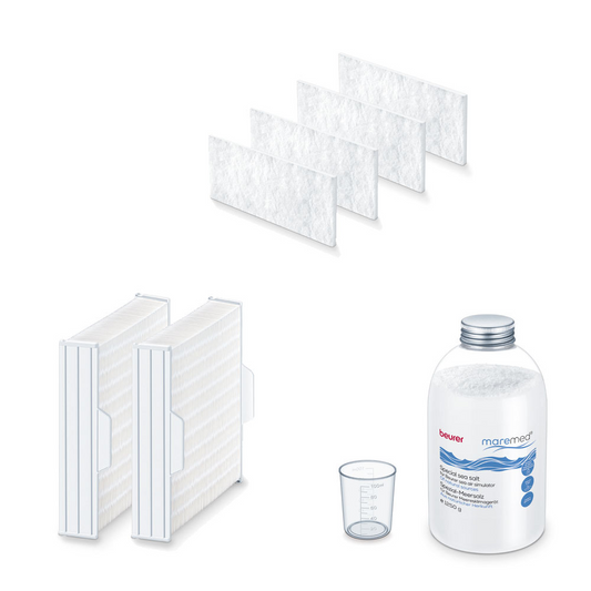 Das Bild zeigt ein Beurer maremed® MK 500 Salz & Filter Kombi-Set für die Beurer GmbH. Es beinhaltet vier weiße Filtereinsätze, zwei rechteckige Vorfilterkartuschen, einen transparenten Messbecher mit Markierungen und eine Flasche Spezial-Meersalz mit Schraubdeckel.