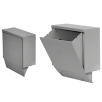 La photo présente deux poubelles hygiéniques rectangulaires Novocal SLIDE en acier inoxydable : l'une fermée, l'autre ouverte, dotée d'une fente d'introduction inclinée. Toutes deux présentent un design simple et industriel, idéal pour une élimination hygiénique des déchets.