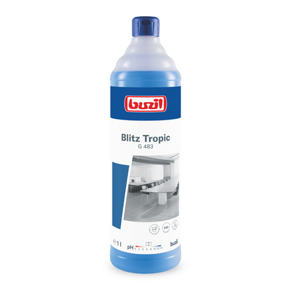Een blauw-witte fles met reinigingsmiddel en ronde dop verspreidt een tropische geur. Op het etiket staat "Buzil Blitz Tropic G 483 geurintensieve universele reiniger" en toont de afbeelding van een schone, moderne keuken. Het 1-literproduct van BUZIL-WERK Wagner GmbH & Co. KG is materiaalvriendelijk en heeft een pH-waarde tussen 7,5 en 8,5.