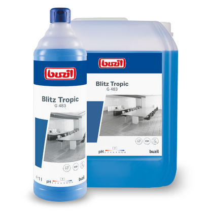 Tentoon gesteld zijn een grote en een kleine fles Buzil Blitz Tropic G 483 geurintensieve universele reiniger van BUZIL-WERK Wagner GmbH & Co. KG. Deze flessen, versierd met een blauw-wit etiket, benadrukken naast de productnaam ook een cleanroom-afbeelding. Deze materiaalvriendelijke universele reiniger wordt geprezen om zijn tropische geur en biedt een verfrissende reinigingservaring.