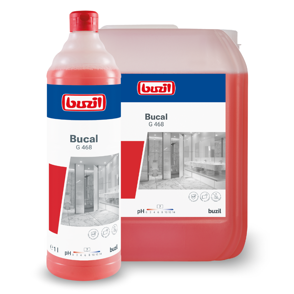 Image avec deux conteneurs de Buzil Bucal G 468 Nettoyant sanitaire sans acide de BUZIL-WERK Wagner GmbH & Co. KG. Le conteneur avant est une bouteille rouge de 1 litre avec une étiquette blanc-rouge, tandis que le pichet en arrière-plan reflète ce design et montre une image de salle de bain en niveaux de gris avec des détails sur le produit. Ce nettoyant sanitaire sans acide offre une excellente performance de nettoyage.