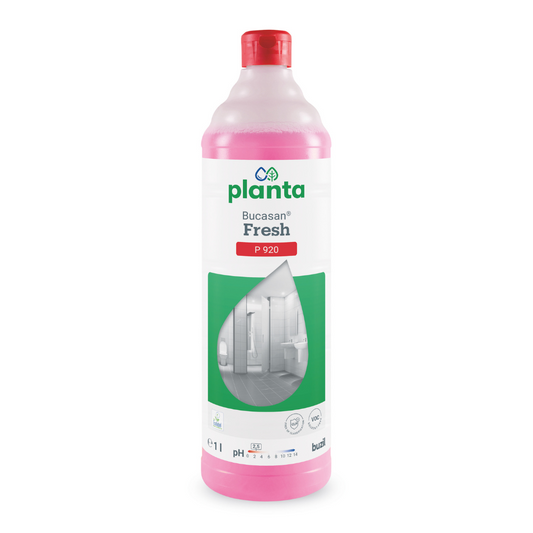 Eine rosa Flasche Buzil Bucasan® Fresh P 920 Ökologischer, universeller Sanitärunterhaltsreiniger von BUZIL-WERK Wagner GmbH & Co. KG fällt durch ihr weiß-grünes Design auf. Das Etikett mit einem Badezimmer zeigt das 1-Liter-Volumen und den pH-Wert. Dieser umweltfreundliche Reiniger beseitigt mühelos mineralische Verschmutzungen und wird durch eine rote Kappe abgerundet.