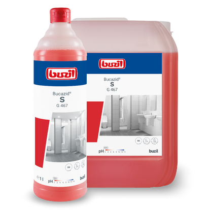 Une bouteille rouge et un récipient rouge plus grand, tous deux avec le logo de BUZIL-WERK Wagner GmbH & Co. KG et « Buzil Bucazid® S G 467 Nettoyant sanitaire avec bloqueur d'odeurs », montrent des images d'une salle de bain avec toilettes et lavabo. Ce nettoyant puissant utilise de l'acide amidosulfonique pour un effet nettoyant amélioré. La bouteille contient 1 litre, tandis que le récipient est plus grand.