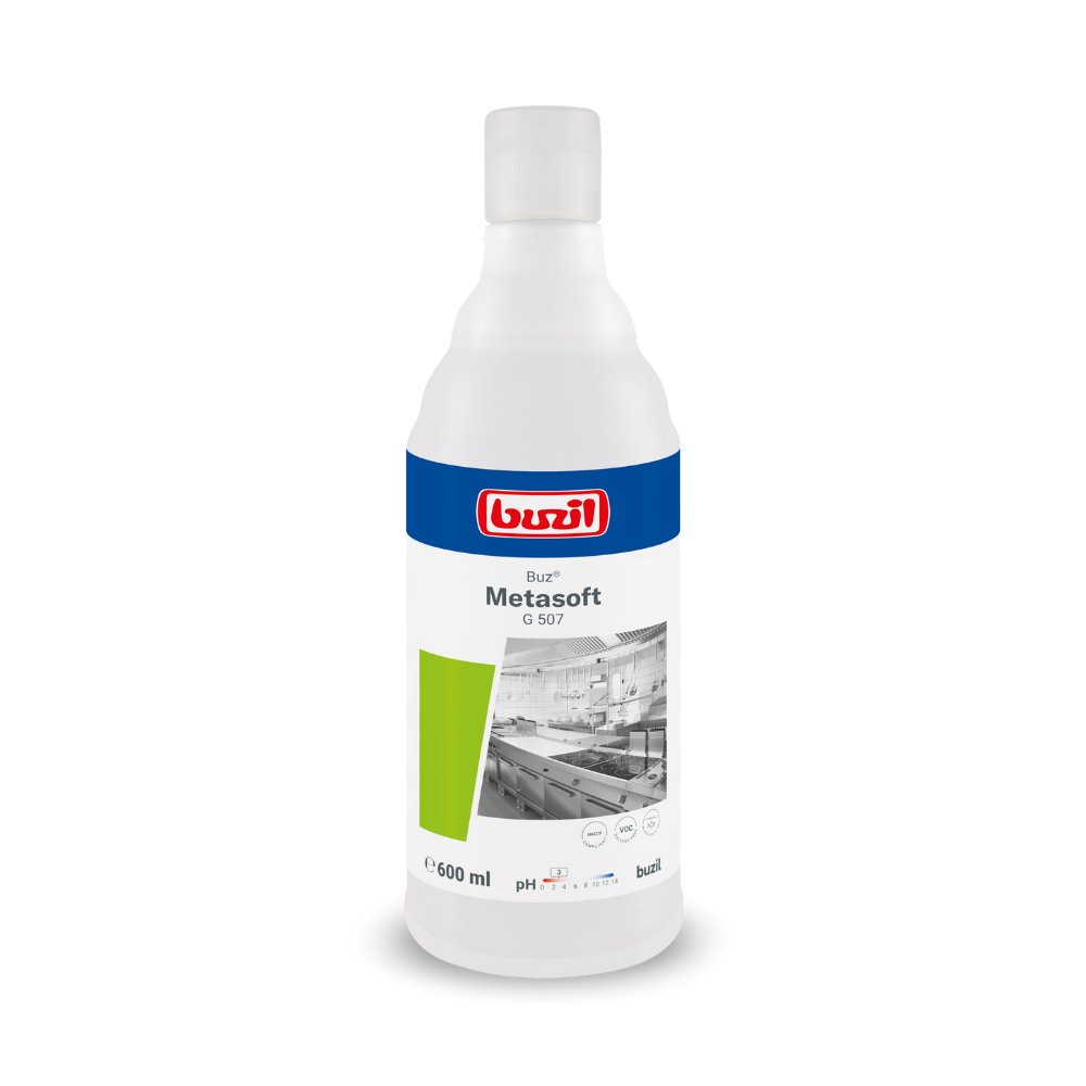 Sur une bouteille de 600 ml de Buzil Buz® Metasoft G 507, le logo de BUZIL-WERK Wagner GmbH & Co. KG, le nom du produit et une image de cuisine sont clairement visibles. L'étiquette met en avant le pH, le volume et l'efficacité de la puissance de dissolution du calcaire, le tout emballé dans un élément de design vert.