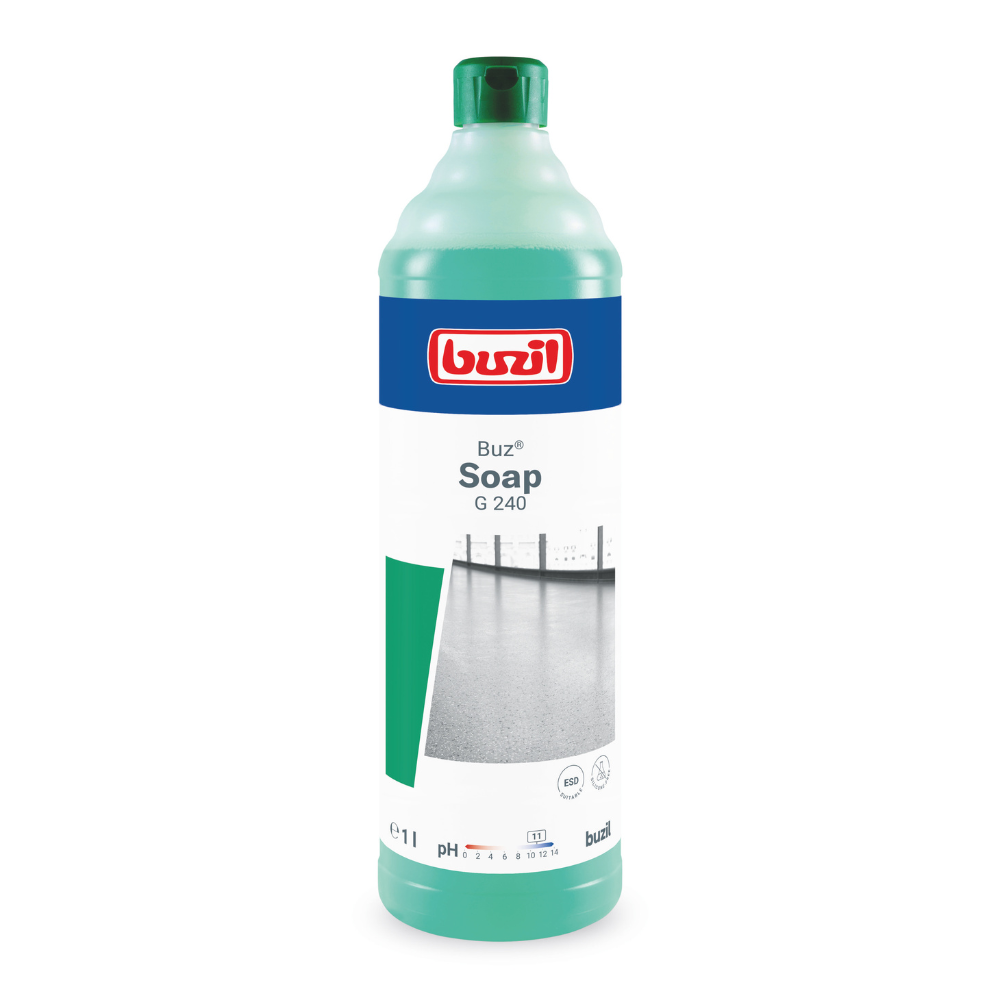 Une bouteille verte avec une étiquette bleu-blanc présente fièrement le « Buzil Buz® Soap G 240 Entretien de nettoyage à base de savon », un produit haut de gamme de BUZIL-WERK Wagner GmbH & Co. KG. La formule à base de savon assure un sol propre et brillant. La bouteille a un volume de 1 litre, ce qui la rend idéale pour toutes les tâches de nettoyage.
