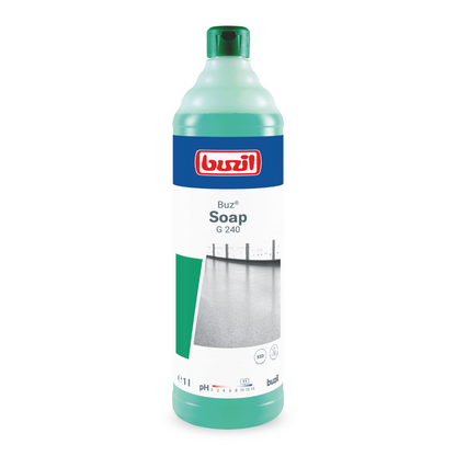 Une bouteille verte avec une étiquette bleu-blanc présente fièrement le « Buzil Buz® Soap G 240 Entretien de nettoyage à base de savon », un produit haut de gamme de BUZIL-WERK Wagner GmbH & Co. KG. La formule à base de savon assure un sol propre et brillant. La bouteille a un volume de 1 litre, ce qui la rend idéale pour toutes les tâches de nettoyage.