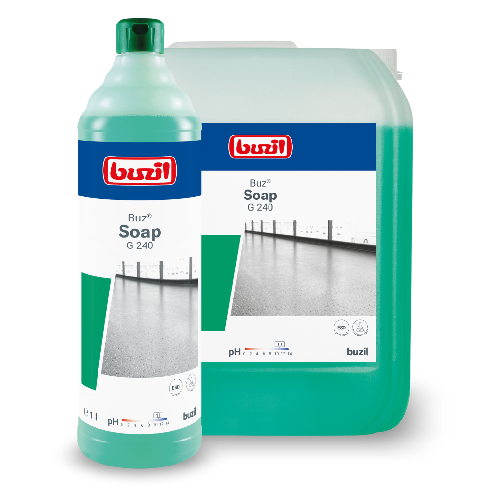 Deux conteneurs de produits de nettoyage sont présentés. Au premier plan se trouve une haute bouteille avec un liquide vert portant l'inscription « Buzil Buz® Soap G 240 Entretien de nettoyage à base de savon, idéal pour le nettoyage des sols, de BUZIL-WERK Wagner GmbH & Co. KG ». À l'arrière-plan, un conteneur rectangulaire plus grand avec la même étiquette est visible. Les deux conteneurs arborent fièrement le logo rouge et bleu.