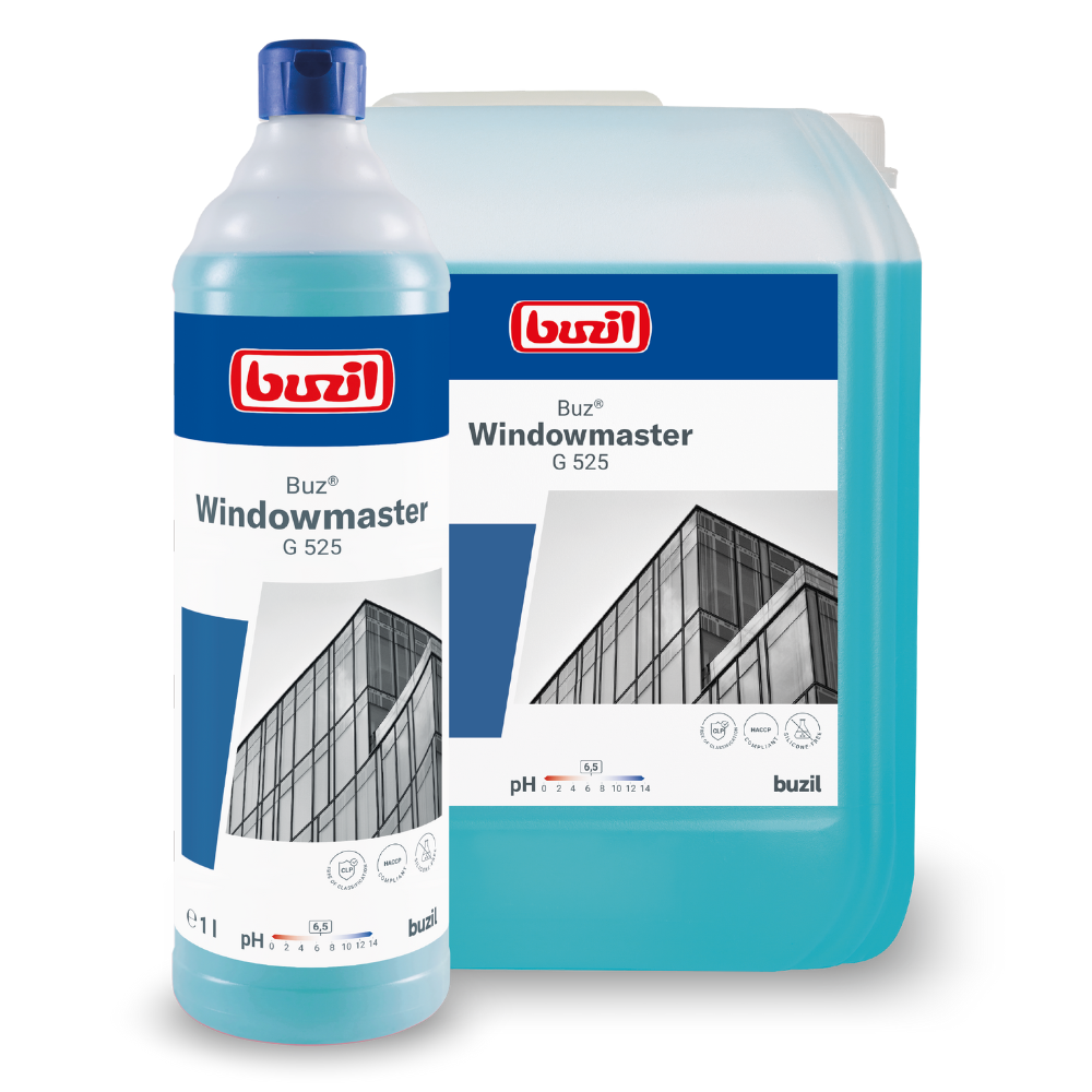 Een fles en een grote container Buzil Buz® Windowmaster G 525 glas- en ruitenreiniger-concentraat van BUZIL-WERK Wagner GmbH & Co. KG kenmerken zich door een snel drogende formule. De etiketten tonen een gevel van een gebouw met ramen en geven een pH-waarde van 9,5 aan. Beide zijn gevuld met blauwe vloeistof die een verbeterd anti-vervuilingseffect belooft.