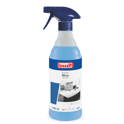 Een 600 ml spuitfles van de oppervlaktereiniger Buzil Drizzle® Blue SP 20 met blauwe spuitkop is gelabeld met de afbeelding van een monochrome keukentoonbank. Het etiket benadrukt de materiaalcompatibiliteit voor een effectieve reiniging en draagt de branding van BUZIL-WERK Wagner GmbH & Co. KG.