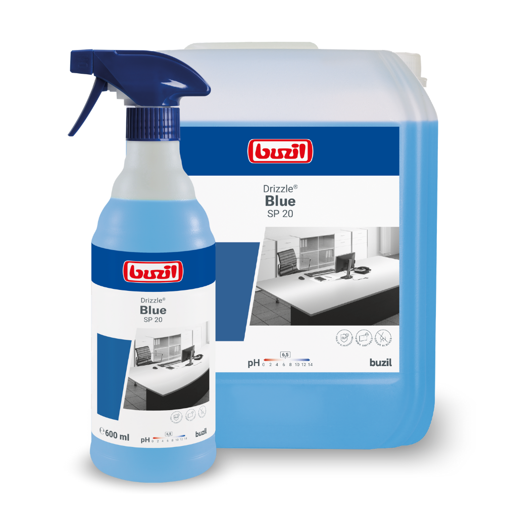 Er worden twee containers getoond met de gebruiksklare oppervlaktereiniger Buzil Drizzle® Blue SP 20 met geurblokkering van BUZIL-WERK Wagner GmbH & Co. KG. De kleinere is een 600 ml spuitfles, terwijl de grotere een navulcontainer is. Beide tonen een afbeelding van een bureau en productinformatie, waarbij materiaalcompatibiliteit, pH-waarde en toepassingsinstructies voor optimale reinigingsprestaties worden benadrukt.