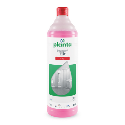 Une bouteille rose de Buzil Planta Bucasan® Hit P 921, un nettoyant sanitaire écologique de BUZIL-WERK Wagner GmbH & Co. KG, affiche sur son étiquette une salle de bain pour mettre en avant son efficacité en tant que détartrant pour un éclat sans traces. La bouteille de 1 litre est munie d'un bouchon rouge.