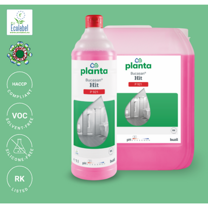 L'image montre une bouteille rose et un récipient rose plus grand avec Buzil Planta Bucasan® Hit P 921 Nettoyant sanitaire écologique, un produit de BUZIL-WERK Wagner GmbH & Co. KG. Il est connu pour son éclat sans traces et respecte les normes HACCP. De plus, il est exempt de COV et de silicone et arbore fièrement l'écolabel européen ainsi que des symboles soulignant ses propriétés respectueuses de l'environnement.