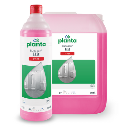 Une bouteille rose et un récipient avec Buzil Planta Bucasan® Hit P 921 Nettoyant sanitaire écologique de BUZIL-WERK Wagner GmbH & Co. KG, avec des étiquettes illustrant une salle de bain impeccable et sans traces. Cette solution efficace pour éliminer le calcaire a un pH de 2 pour une propreté supérieure.