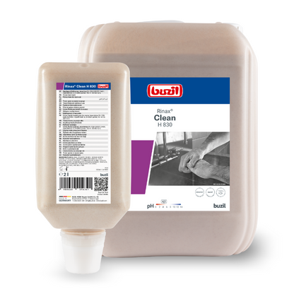 De afbeelding toont twee containers Buzil Rinax® Clean H 830 handwasvloei crème van BUZIL-WERK Wagner GmbH & Co. KG. De grotere container is een kruik met een handvat, terwijl de kleinere een fles met een doseerdop is. Beide etiketten benadrukken de zachte reiniging en professionele hygiëne van de handen en onderstrepen daarmee de formule van de handwasvloei crème.