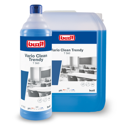 Een fles en een grootverpakking van de neutrale zachte en kunststofreiniger Buzil Vario Clean Trendy T 560 van BUZIL-WERK Wagner GmbH & Co. KG beloven een easy-to-clean-effect. De fles met de belofte van streepvrije glans is voor de verpakking geplaatst, beide zijn beplakt met een schoolklas-afbeelding. De vloeistof binnenin glanst blauw.