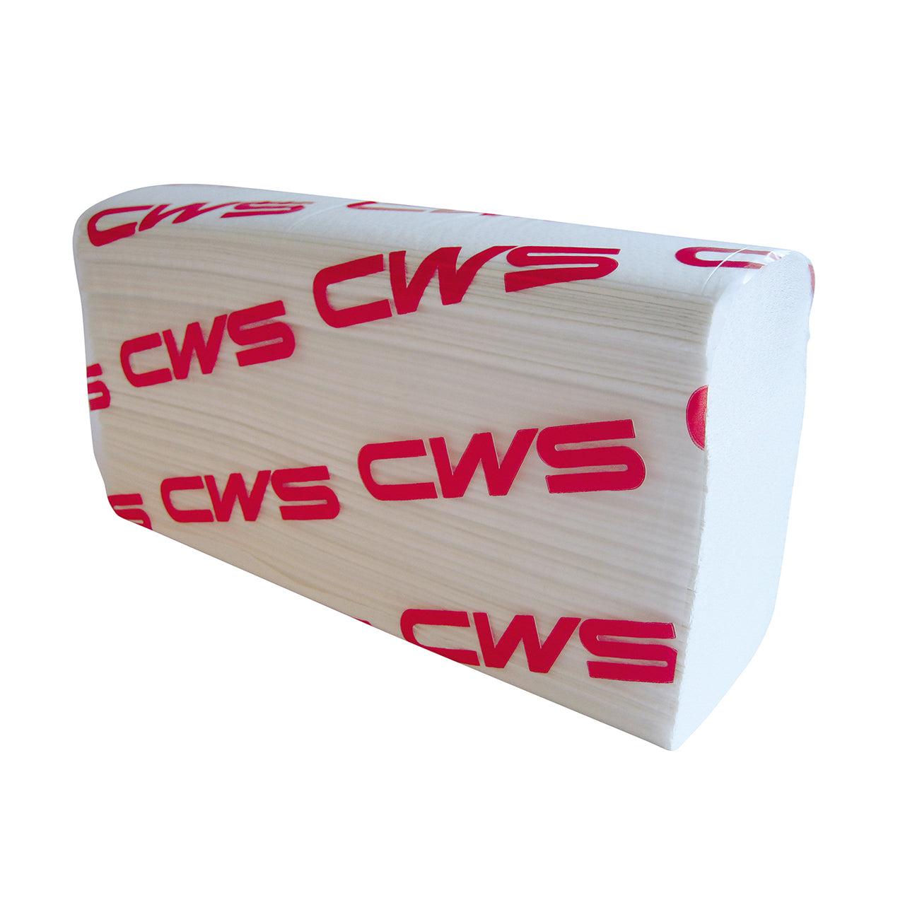 Een stapel witte CWS gevouwen papier zigzag gerecyclede papieren handdoeken, 2-laags, met rode opdruk "CWS" op elk blad - ideaal voor hygiënisch handen drogen. Verkrijgbaar als doos (25 verpakkingen), merk: CWS.