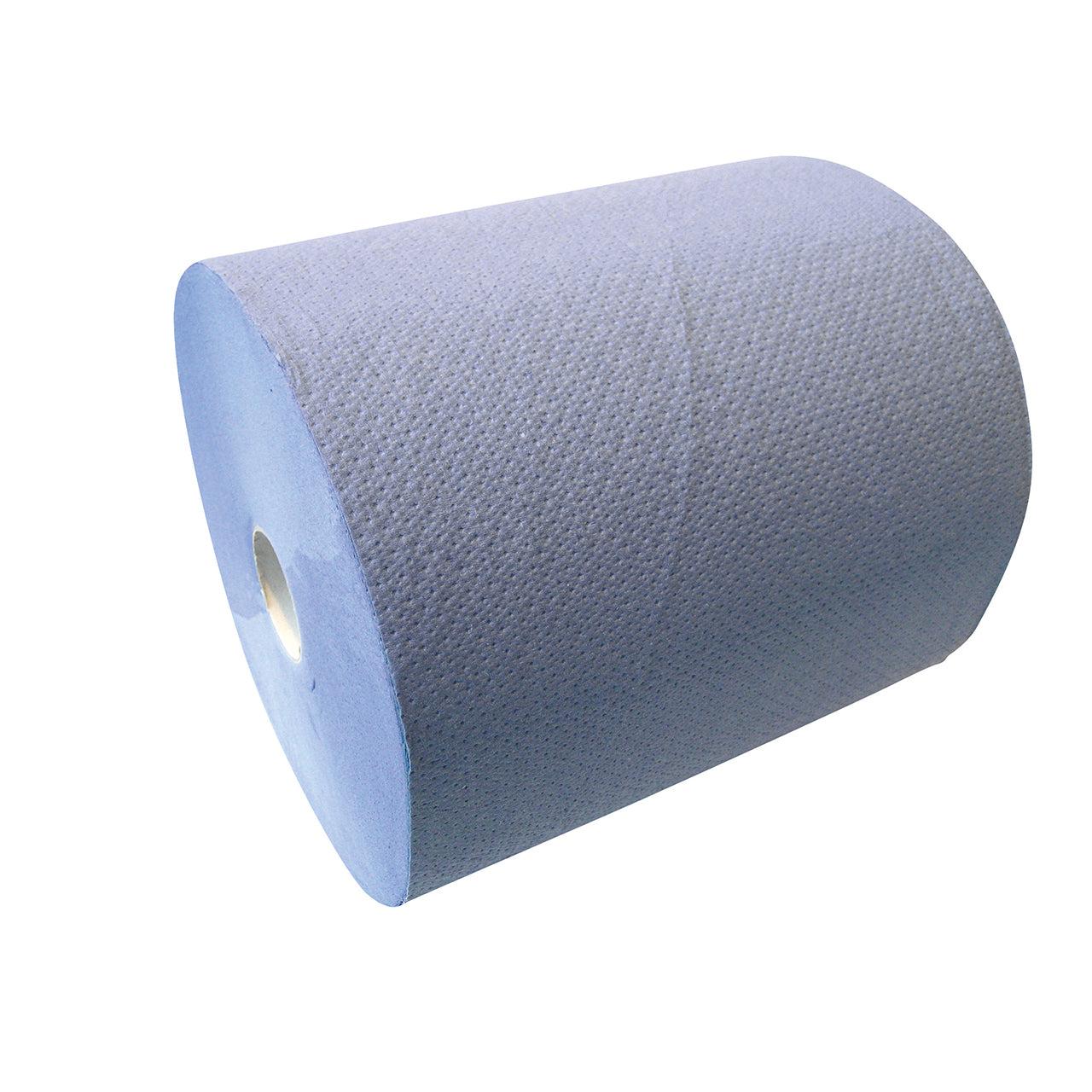 Een grote, uitgepakte CWS papieren handdoekrol 3-laags, ongeperforeerd van CWS staat diagonaal op een witte achtergrond en heeft een gestructureerd, blauw oppervlak.