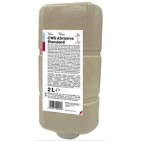 Een beige plastic fles met het opschrift „CWS Handreiniger Abrasiva, 2000 ml” van CWS is voorzien van een wit, meertalig etiket met productgegevens en ingrediënten. Deze rechthoekige verpakking met afgeronde hoeken bevat een doeltreffende handreiniger, vervaardigd in Duitsland.