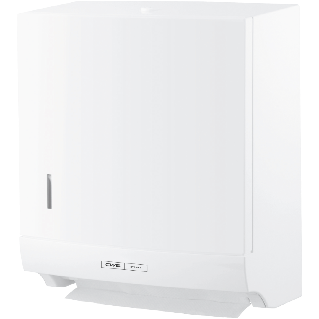 Le distributeur de serviettes en papier plié CWS ParadiseLine Paper Slim, blanc, avec bouton-poussoir, séduit par son design rectangulaire et élégant. Le logo CWS est visible à l'avant et une feuille de papier dépasse en bas pour une utilisation hygiénique.