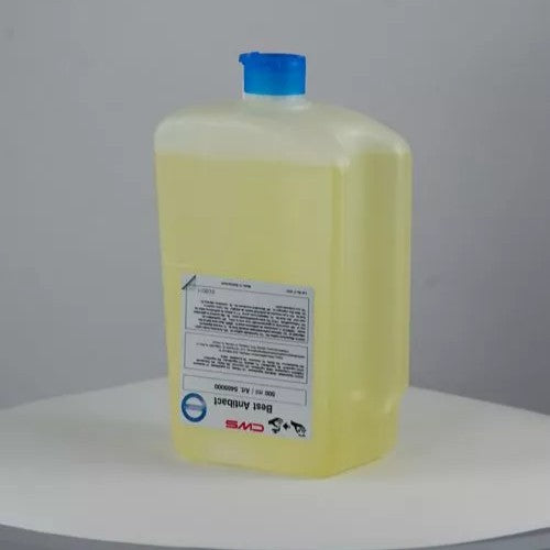 Een rechthoekige, doorzichtige 500 ml CWS zeepcrème Best Antibact fles met blauwe dop en gele zeep staat op een wit, rond oppervlak. Het voorste etiket benadrukt de voordelen van huidverzorging.