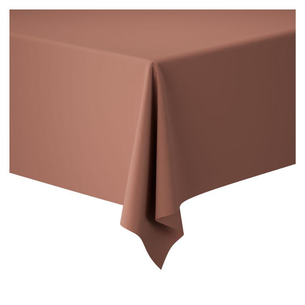 Une table rectangulaire est couverte de rouleaux de nappes Dunicel (1,18 m x 25 m) de Duni GmbH en brun simple, qui pendent sur les bords - parfait pour une décoration de table flexible lors de grands événements devant un fond blanc simple.
