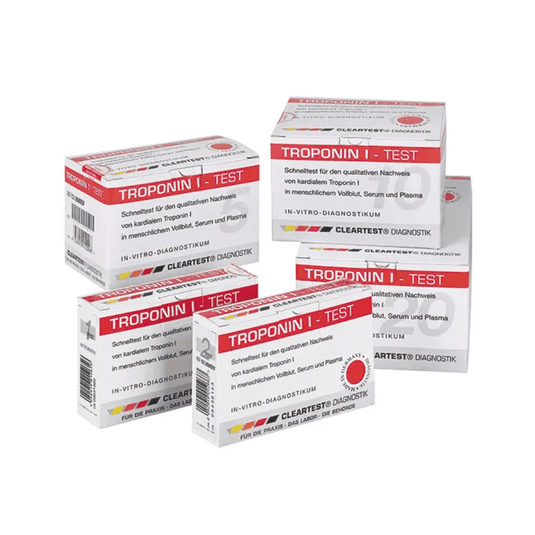 Vijf doosjes van de Cleartest® Troponine I-test voor volbloed bij hartinfarcten van Servoprax GmbH zijn naast elkaar geplaatst. De verpakking is overwegend wit met rode accenten en bevat tekst over in-vitrodiagnostiek en over het merk Cleartest, dat gespecialiseerd is in de diagnose van het acute coronair syndroom en het hartinfarct.