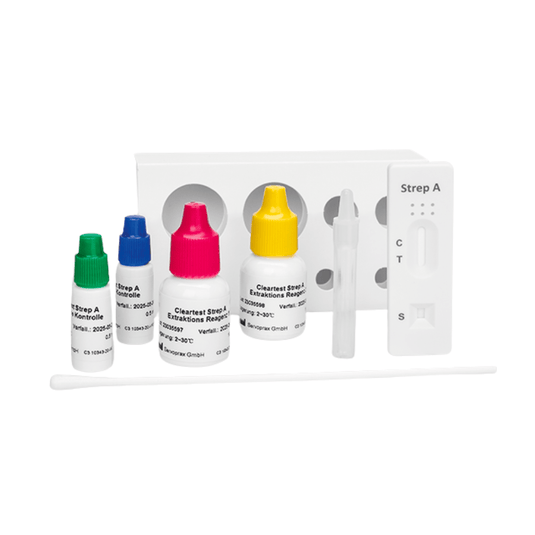 Sur une surface blanche se trouve le kit de test sur cassette Cleartest Strep-A de la société Servoprax GmbH, qui contient quatre flacons de solution colorée, une cassette de test portant la mention « Strep A », un écouvillon et un tube. Ce kit complet permet d'obtenir des résultats précis pour le dépistage des streptocoques du groupe A, en toute simplicité, depuis chez vous.