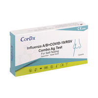 Une boîte rectangulaire portant la mention « CorDx 4 en 1 – Test combiné d'antigènes pour particuliers : virus RSV + COVID-19 + grippe A + B | Boîte (1 test) », conçue pour un autotest par prélèvement nasal. La boîte comporte des symboles indiquant diverses informations et certifications, une illustration de la procédure de prélèvement nasal et met en avant la capacité du test à détecter l’antigène du VRS et le SARS-CoV-2.