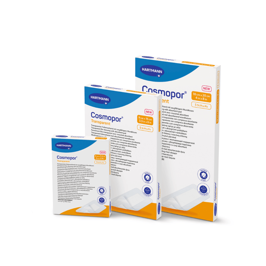 Drie verpakkingen van het Cosmopor Transparent Steriler transparante verband van Paul Hartmann AG in verschillende maten worden gepresenteerd met blauwe en oranje merkuitingen. Elke verpakking onderscheidt zich door eigenschappen zoals ademend vermogen en het comfort van een waterdicht verband, wat uitstekende bescherming tegen water biedt.