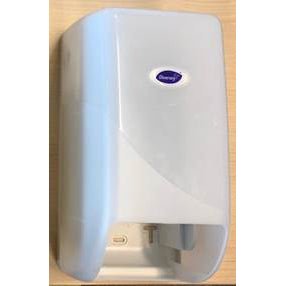 De DI-systeemrolhouder voor toiletpapier van Diversey Deutschland GmbH & Co. OHG is een witte, aan de muur gemonteerde houder met een doorschijnende voorkant en een ovaal etiket, afgebeeld tegen een lichte houten achtergrond.
