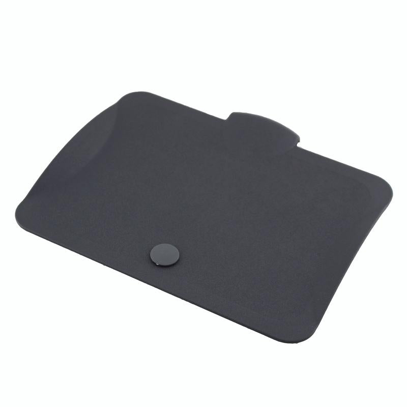 Un couvercle rectangulaire noir TASKI pour boîtes à lingettes de Diversey Deutschland GmbH & Co. OHG en plastique robuste avec des coins arrondis et des languettes fonctionnelles est représenté à plat sur un fond blanc.