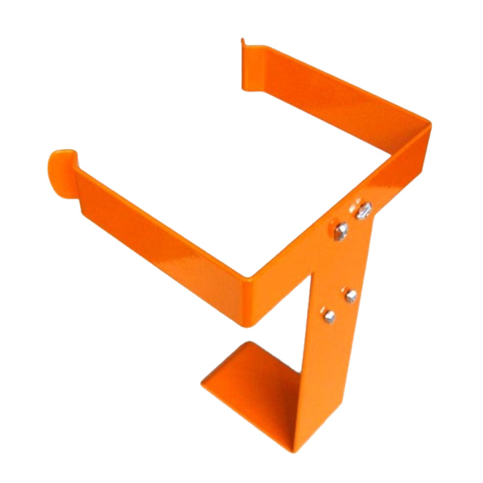 Support métallique orange avec un design à angle droit et une pointe en forme de U, idéal comme support de chariot TASKI pour Aero BP de Diversey Deutschland GmbH & Co. OHG pour accueillir les accessoires d'aspirateur dorsal Aero BP. Emballage : 1 pièce.